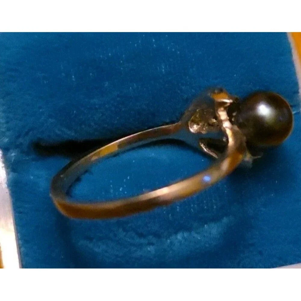 Vintage 14K Gold Black Pearl Leaf Bypass Ring - Textured Gold Leaf Design - Boho